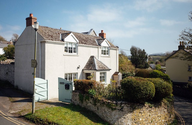 Charming Cottage, 5 Minute Walk to the beach, free passes to the Castle