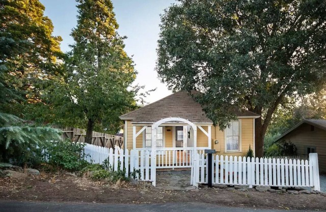 Charming cottage.A 1 minute walk to Main Street. Shops, Restaurants and more.