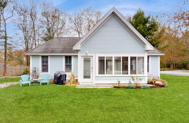 Charming Cottage at Summer Village with Pools, Pickleball, Bocce and Game Room