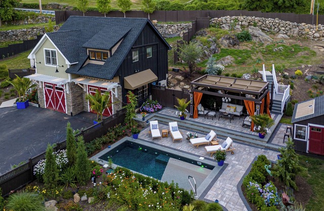 Charming Cottage conveniently located in serene Tomkins Cove