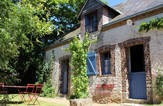 Charming Cottage: Fireplace, Wifi, Bikes, Garden & Garage in Lush Countryside