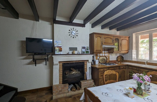 Charming Cottage in Brenne: Nature, Hiking, Close to Ponds, Private Garden, Fireplace