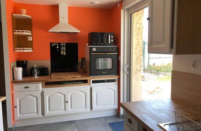 Charming Cottage Steps from Le Mans Circuit - Comfort, Amenities, and Parking