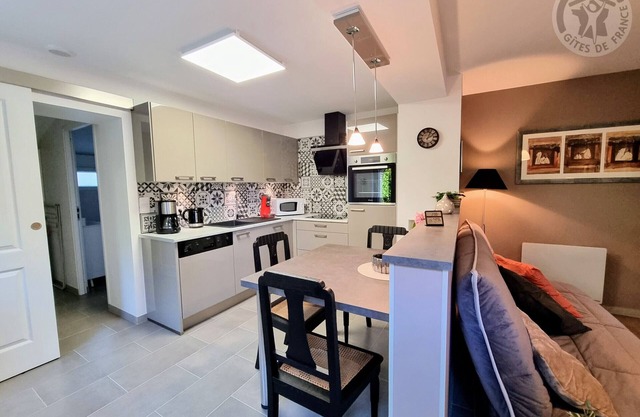 Charming Cottage in Avesnois Park: Private Garden, Modern Amenities, Near Hiking & Attractions
