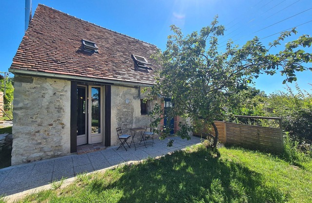Charming Cottage in Berry with Private Terrace and Shared Garden, Near Brenne Ponds and Futuroscope