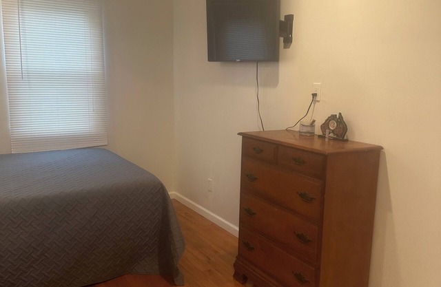 Charming cottage in Kenner with AC and WiFi. Enjoy your stay
