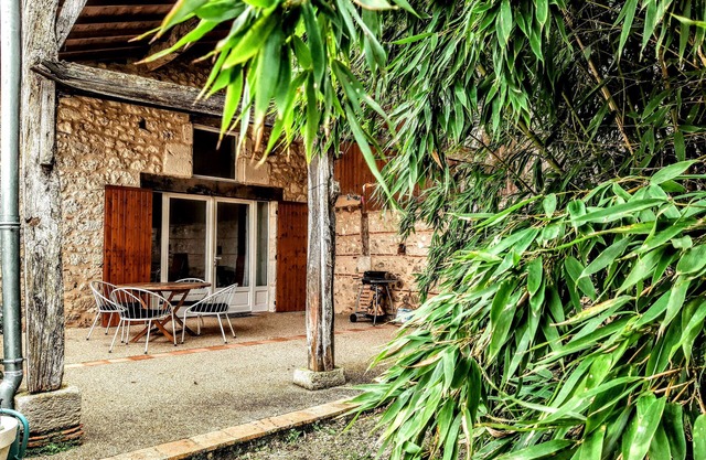 Charming cottage in Lot-et-Garonne, with terrace, optional pool, and spa.