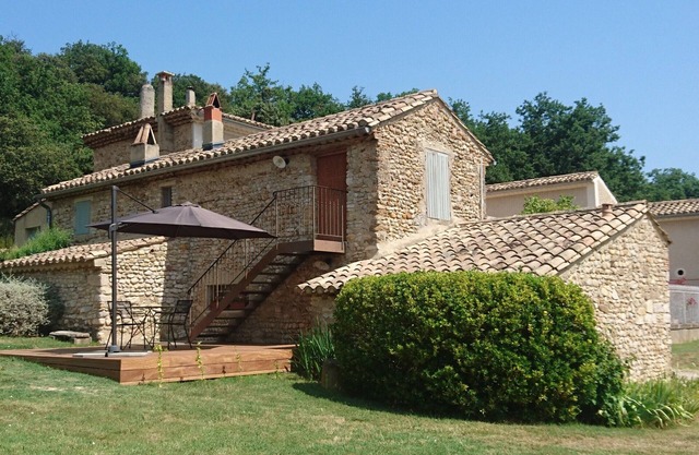 Charming cottage in old character farm near Vaison la Romaine.