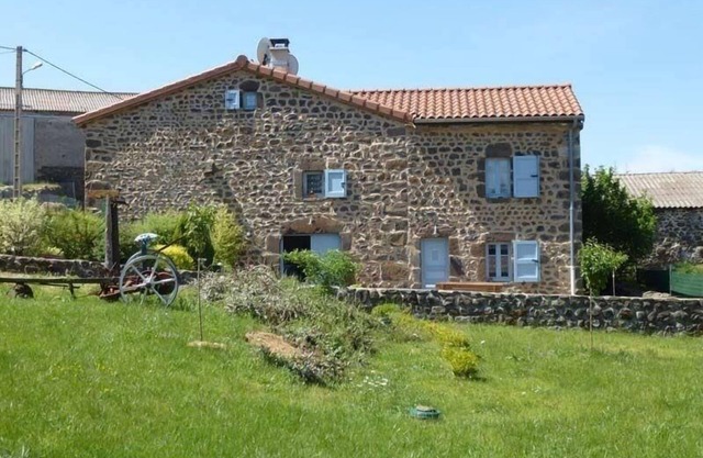 Charming Cottage in Ouides: Fireplace, Garden, Hiking Nearby