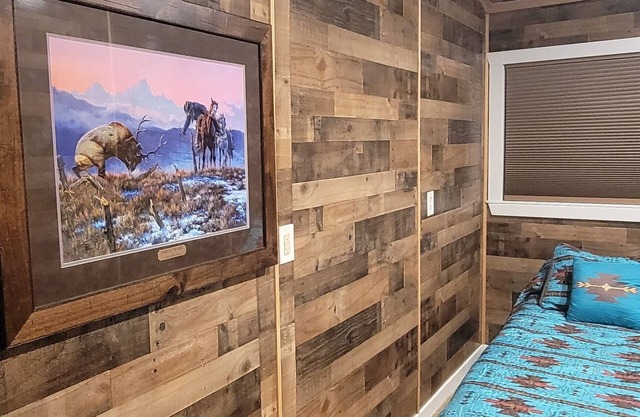 Charming cottage in serene Cottonwood with AC, WiFi.