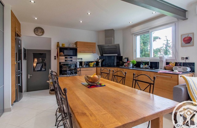 Charming Cottage near Historic Sites with Garden and Modern Amenities