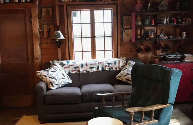 Charming cottage on the water, beautiful lawn, dog friendly, ideal for summer!