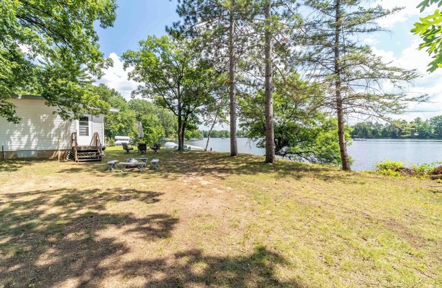 CHARMING COTTAGE ON ROCHE-A-CRI LAKE WITH PRIVATE PIER AND BEACH - PET FRIENDLY