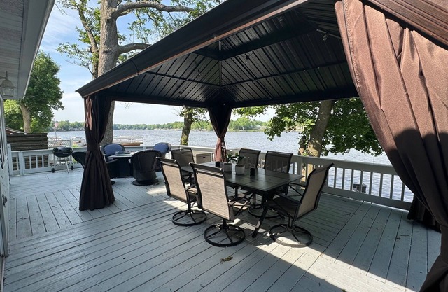 Charming Cottage on Lake Shafer-optional Pontoon! Screened gazebo and swim deck!