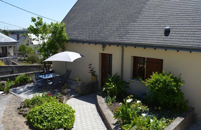 Charming Cottage on Vineyard with Modern Amenities & Wine Tasting Near Loire Castles