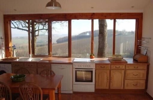 charming cottage, private pool, panoramic view in the wooded park of the Castle