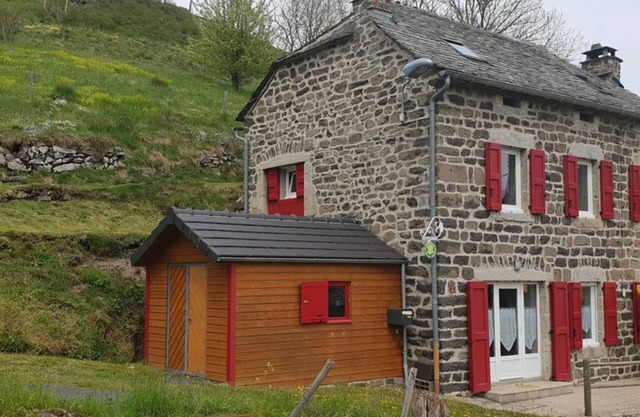 Charming Cottage with Terrace, Near Nature Activities and Heritage Sites