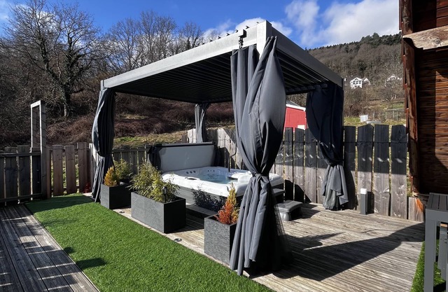 Charming Cottage with Private Outdoor Spa