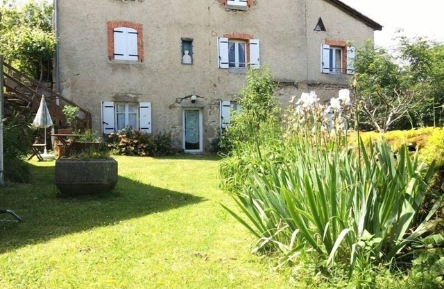 Charming Cottage with Garden, Fireplace, and Close to Festivals in Jullianges