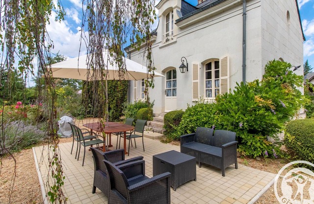 Charming Cottage with Heated Pool, Near Loire River, 2BR, Wi-Fi, Parking