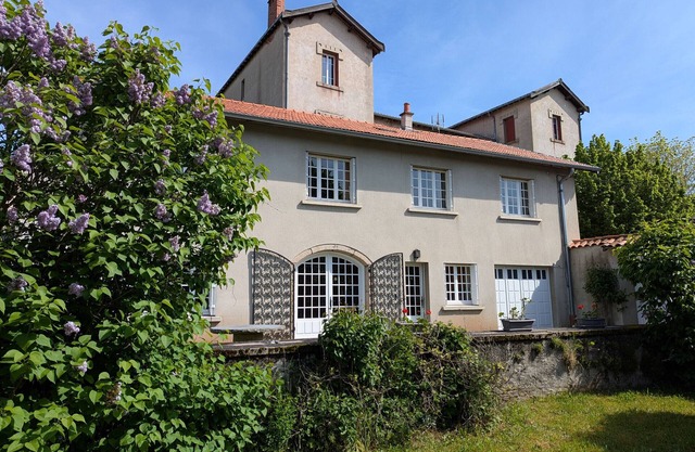 Charming Cottage with Courtyard in Historic Allègre Near Amenities