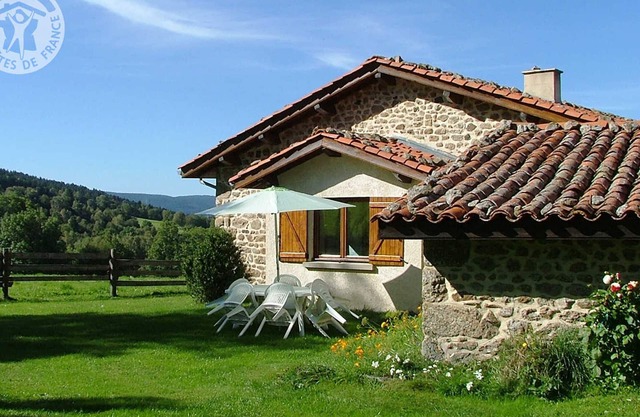 Charming cottage with fireplace, pets allowed, near ski slopes