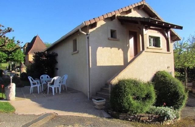 Charming Cottage with Shared Heated Pool, Near Bugue, Dordogne