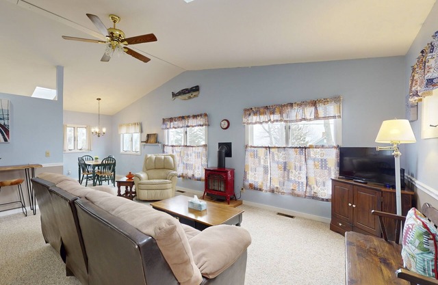 Charming Cottage with Ocean Views, Wifi, and Washer and Dryer