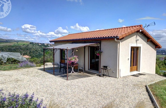 Charming Cottage with Private Terrace, Garden, and Modern Amenities in Genilac