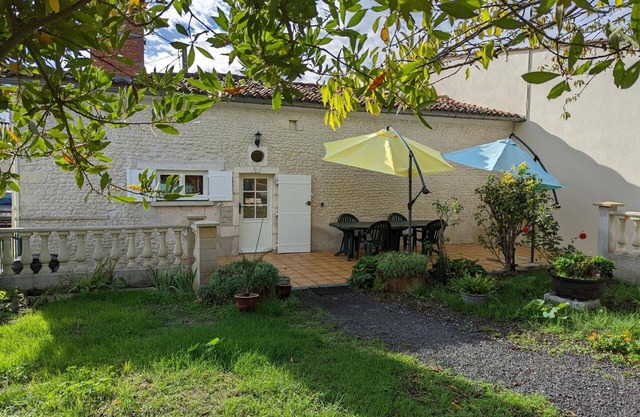 Charming Cottage with Private Garden, 4 Bedrooms, Near Thermal Town and Trails