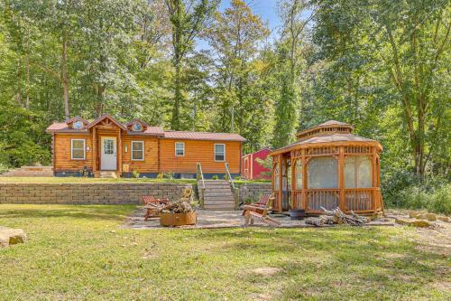 Charming Couples Cabin on 40 Acres in Zanesville