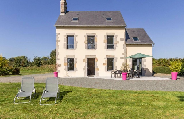 Charming Country House with Pond, 4 Bedrooms, Near Sandy Beaches, Family-Friendly