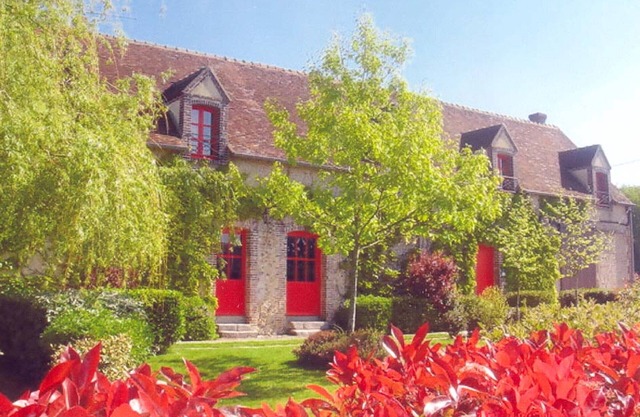 Charming Country Retreat: Fireplace, Central Heating, WiFi, Pet-Friendly, Near Nature Trails