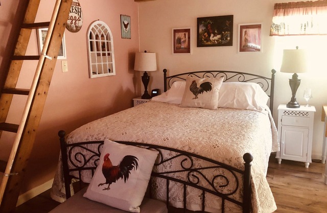 Charming Country Cottage close to redwoods, Coast, and other Attractions