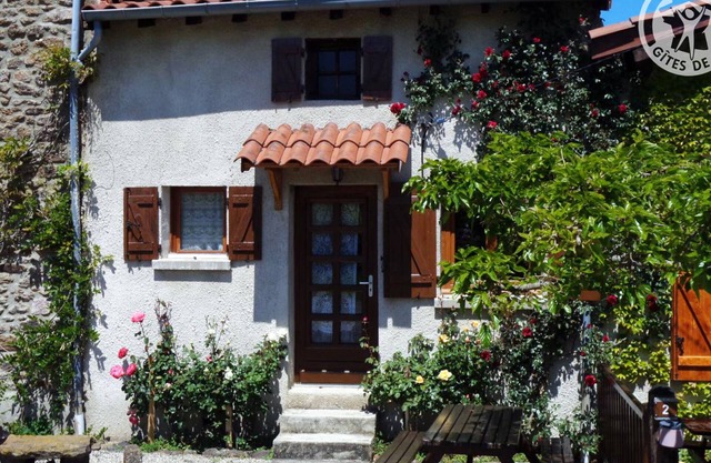 Charming Country Cottage with Terrace, Near Trails and St-Etienne