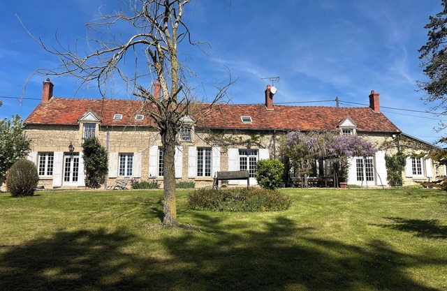 Charming Country House in a Beautiful Park-Heated Swimming Pool-Near Sancerre