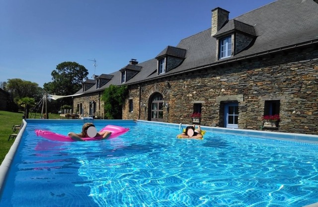 Charming country house, heated swimming pool,