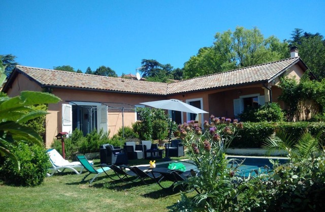 Charming country house with swimming pool near Lyon