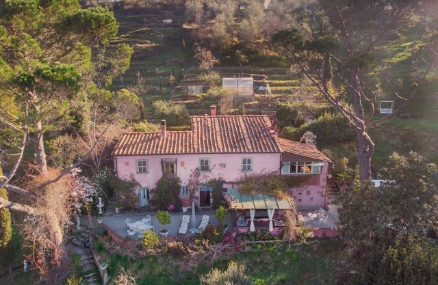 Charming country house in a quiet location with fantastic views and pool