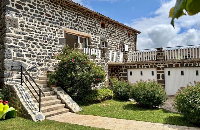 Charming Country Retreat: 3 Ensuite Bedrooms, Terrace, BBQ, Pet-Friendly, Fiber WiFi, Near Puy-en-Velay
