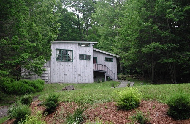 Charming Countryside Cottage in woodstock with outdoor hottub. Very private.