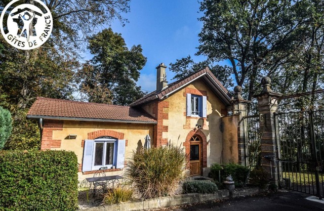 Charming Countryside Cottage with Lake Access, Fireplace & Modern Amenities