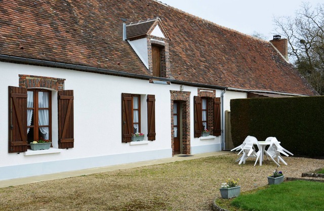 "Charming Countryside Retreat: Cozy 2-BR Home with Garden, BBQ & Kids Play Area"