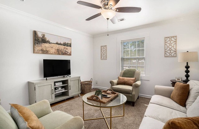 Charming, Cozy 3br/1ba Home Close to Shem Creek!