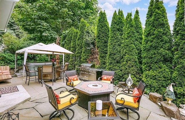 Charming & Cozy Apartment w/Hot tub patio.