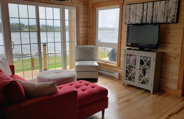 Charming craftsman cottage - tranquility on the bay!