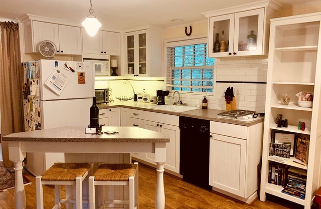 Charming Creekside Cottage! Relax in nature yet only a short walk to town!