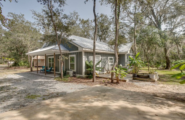 Charming Darien Hideaway w/Porch, Near Downtown!