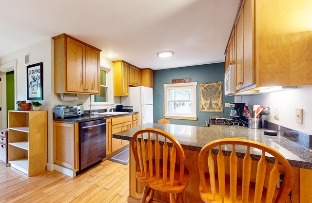 Charming dog-friendly house w/pellet stove, yard, wifi, patio, w/d, central air