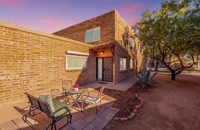Charming dog-friendly, 2BR/1BA w/Pool, Mountain Views – Low Summer Rates! 🏖️n